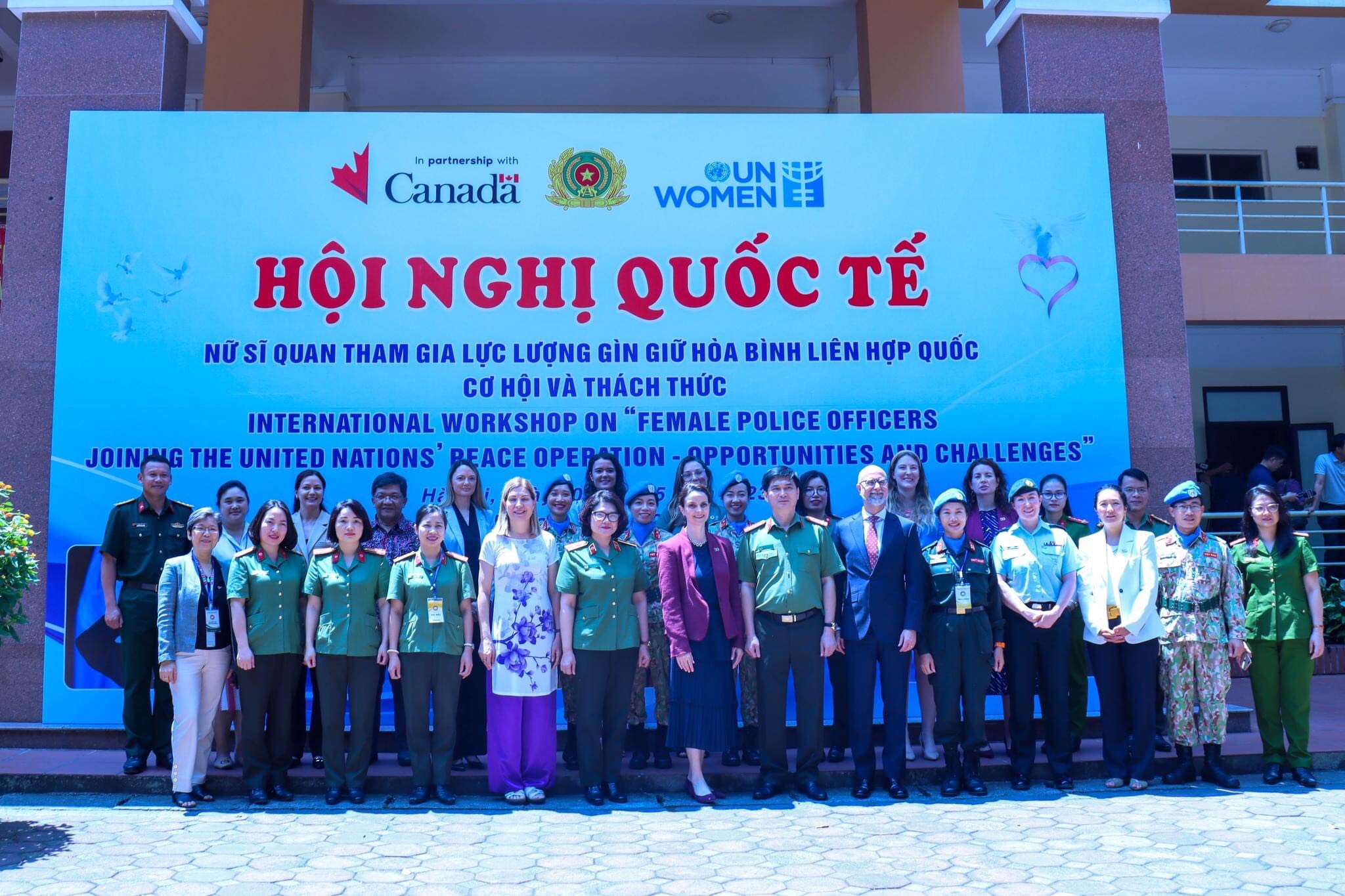 Các nữ chiến sĩ mũ nồi xanh tham dự và phát biểu tại Hội nghị quốc tế "Nữ sĩ quan công an nhân dân tham gia các hoạt động gìn giữ hòa bình Liên hợp quốc - Cơ hội và thách thức"